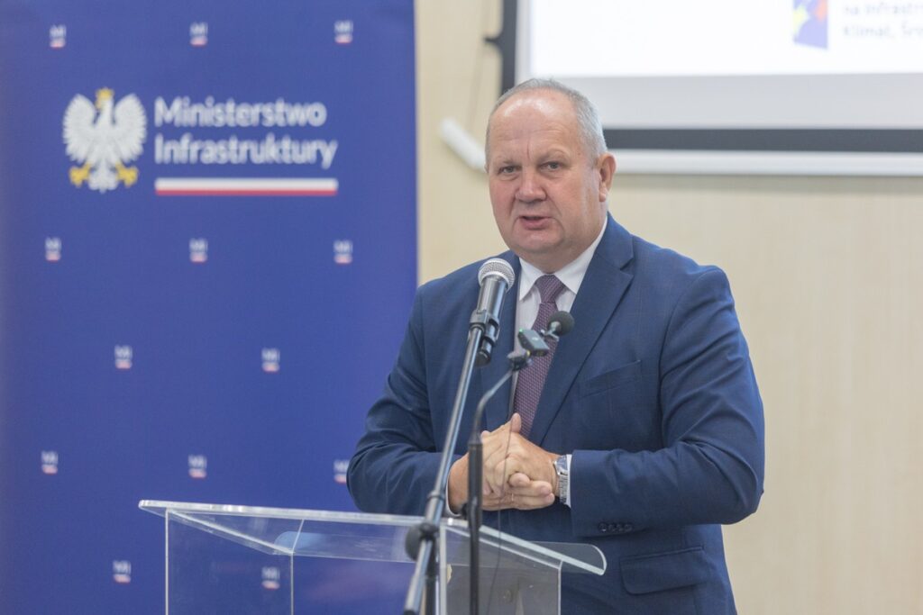 Uroczystość podpisania umów na projekty kolejowe, fot. Mikołaj Kuras dla UMWKP