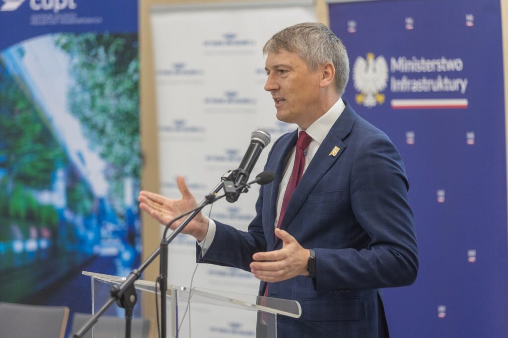 Uroczystość podpisania umów na projekty kolejowe, fot. Mikołaj Kuras dla UMWKP