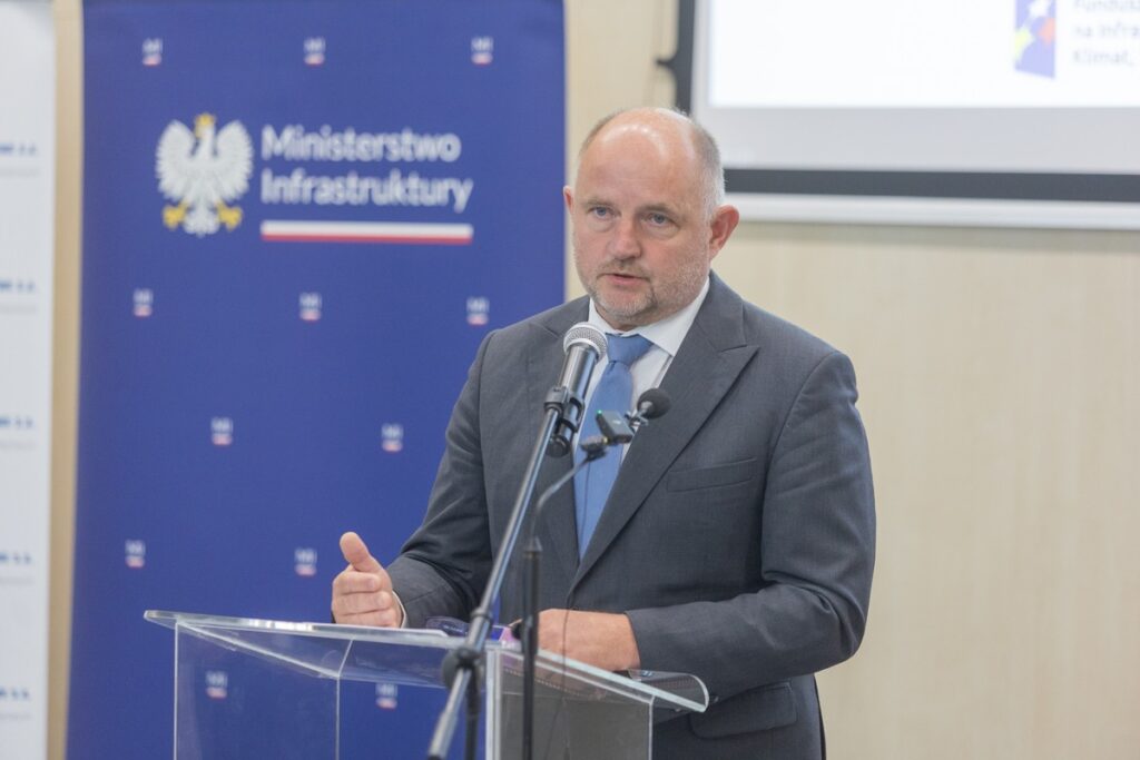 Uroczystość podpisania umów na projekty kolejowe, fot. Mikołaj Kuras dla UMWKP