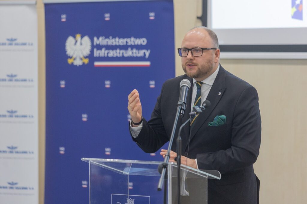 Uroczystość podpisania umów na projekty kolejowe, fot. Mikołaj Kuras dla UMWKP