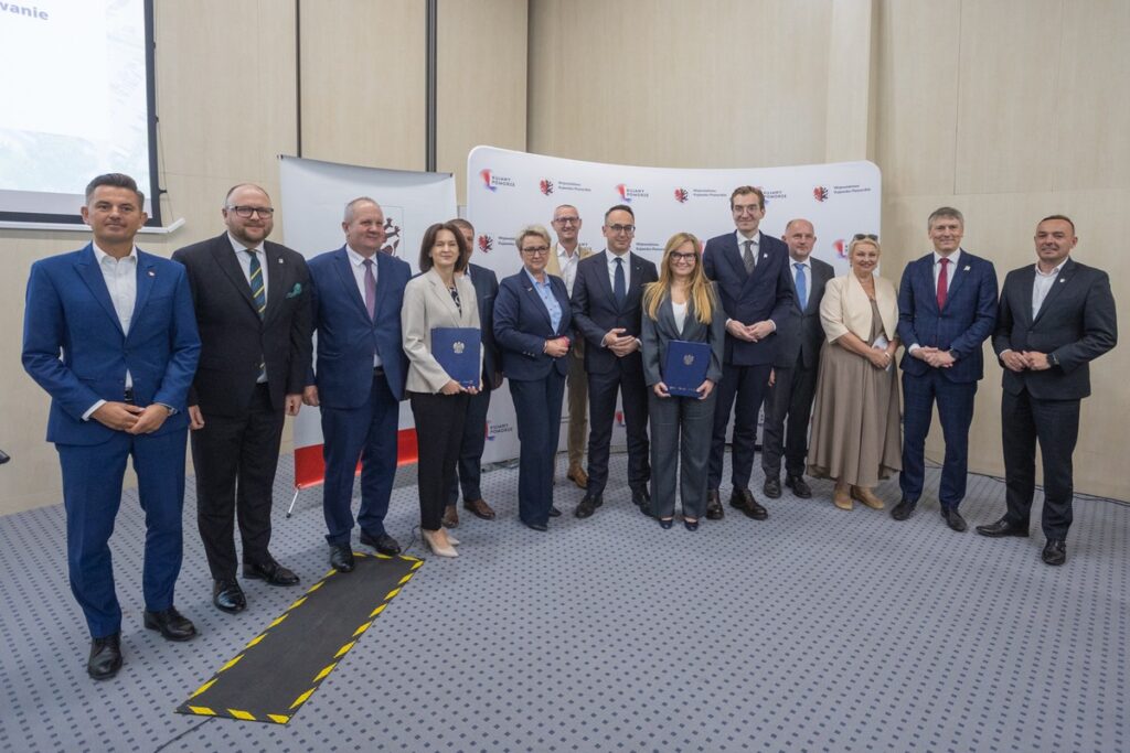 Uroczystość podpisania umów na projekty kolejowe, fot. Mikołaj Kuras dla UMWKP