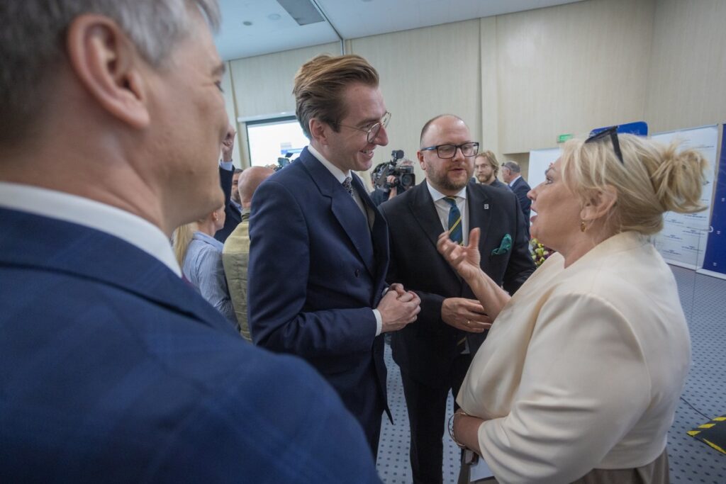 Uroczystość podpisania umów na projekty kolejowe, fot. Mikołaj Kuras dla UMWKP