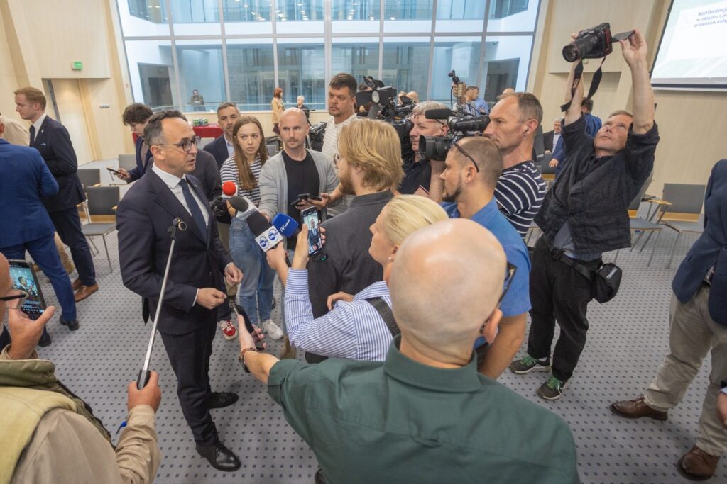 Uroczystość podpisania umów na projekty kolejowe, fot. Mikołaj Kuras dla UMWKP