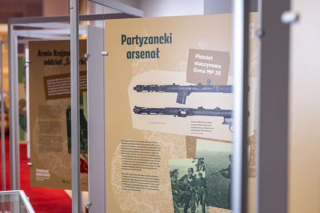 Wernisaż wystawy "Pomorskie drogi oporu. W obronie polskości 1939-1945”, fot. Szymon Zdziebło/tarantoga.pl dla UMWKP