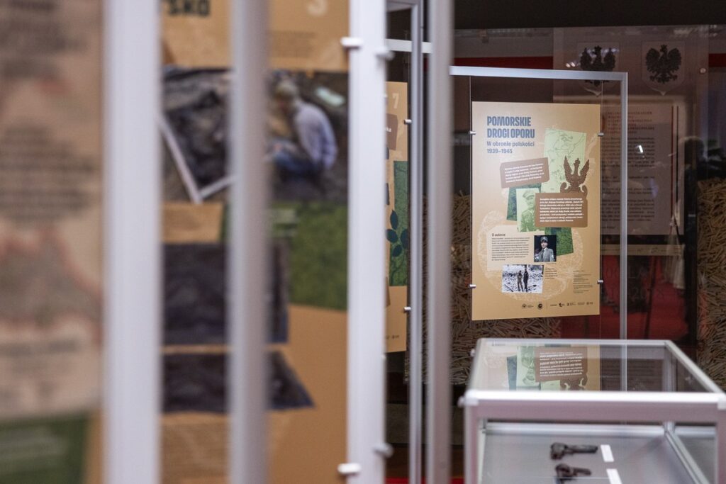 Wernisaż wystawy "Pomorskie drogi oporu. W obronie polskości 1939-1945”, fot. Szymon Zdziebło/tarantoga.pl dla UMWKP