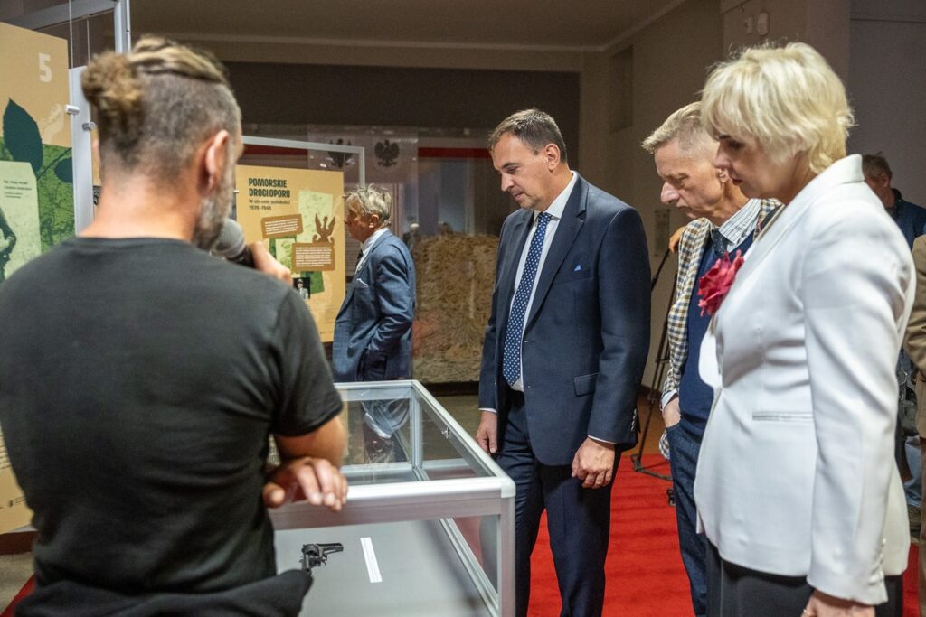 Wernisaż wystawy "Pomorskie drogi oporu. W obronie polskości 1939-1945”, fot. Szymon Zdziebło/tarantoga.pl dla UMWKP