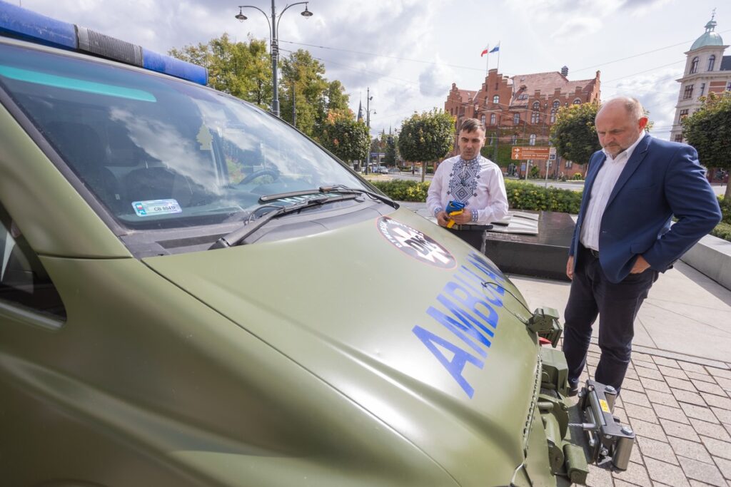 Prezentacja ambulansu przekazanego fundacji „Samoobrona”, fot. Mikołaj Kuras dla UMWKP