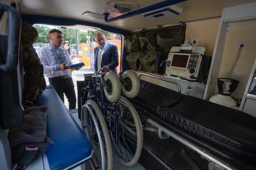 Prezentacja ambulansu przekazanego fundacji „Samoobrona”, fot. Mikołaj Kuras dla UMWKP