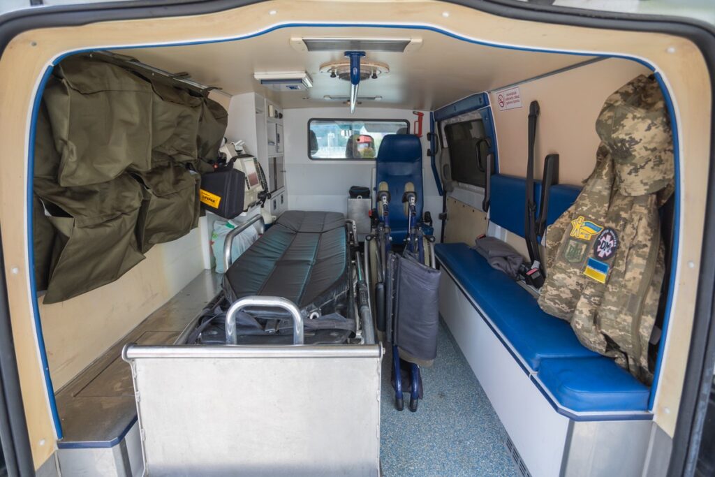 Prezentacja ambulansu przekazanego fundacji „Samoobrona”, fot. Mikołaj Kuras dla UMWKP