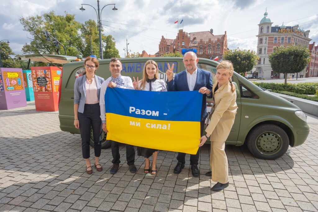 Prezentacja ambulansu przekazanego fundacji „Samoobrona”, fot. Mikołaj Kuras dla UMWKP