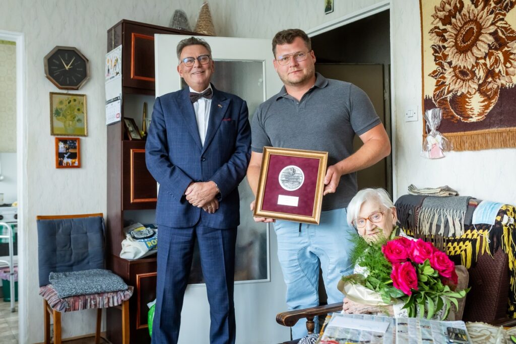 Wręczenie medalu Unitas Durat Bernadetcie Kempiak, Tomasz Czachorowski/eventphoto.com.pl dla UMWKP