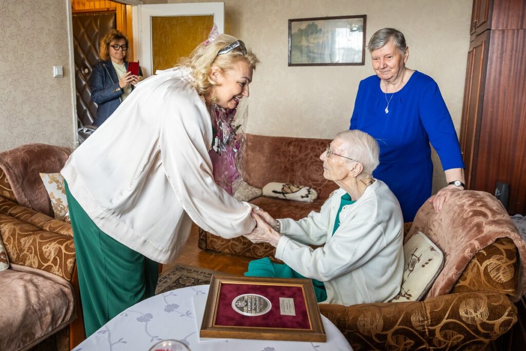 Wręczenie medalu Unitas Durat Bożenie Wąs, fot. Szymon Zdziebło/tarantoga.pl dla UMWKP
