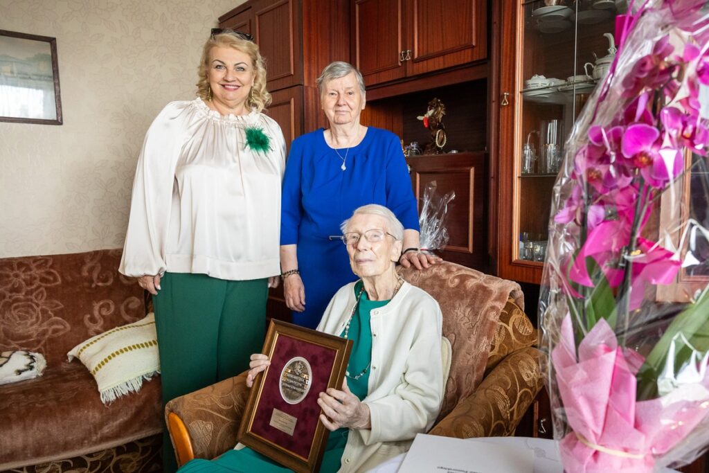 Wręczenie medalu Unitas Durat Bożenie Wąs, fot. Szymon Zdziebło/tarantoga.pl dla UMWKP