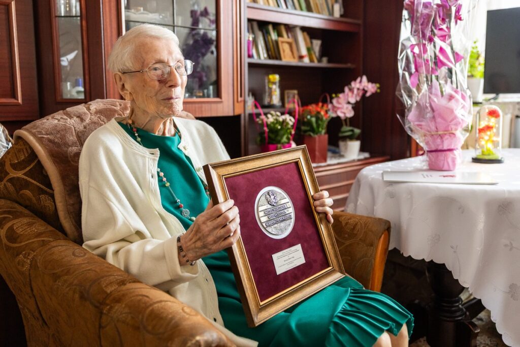 Wręczenie medalu Unitas Durat Bożenie Wąs, fot. Szymon Zdziebło/tarantoga.pl dla UMWKP