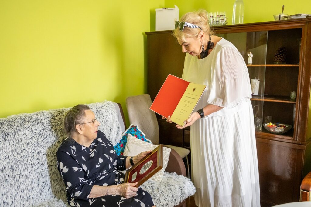 Wręczenie medalu Unitas Durat Jadwidze Jaskólskiej, fot. Szymon zdziebło/tarantoga.pl dla UMWKP Presentation of the Unitas Durat medal to Jadwiga Jaskólska, photo by Szymon Zdziebło/tarantoga.pl for UMWKP