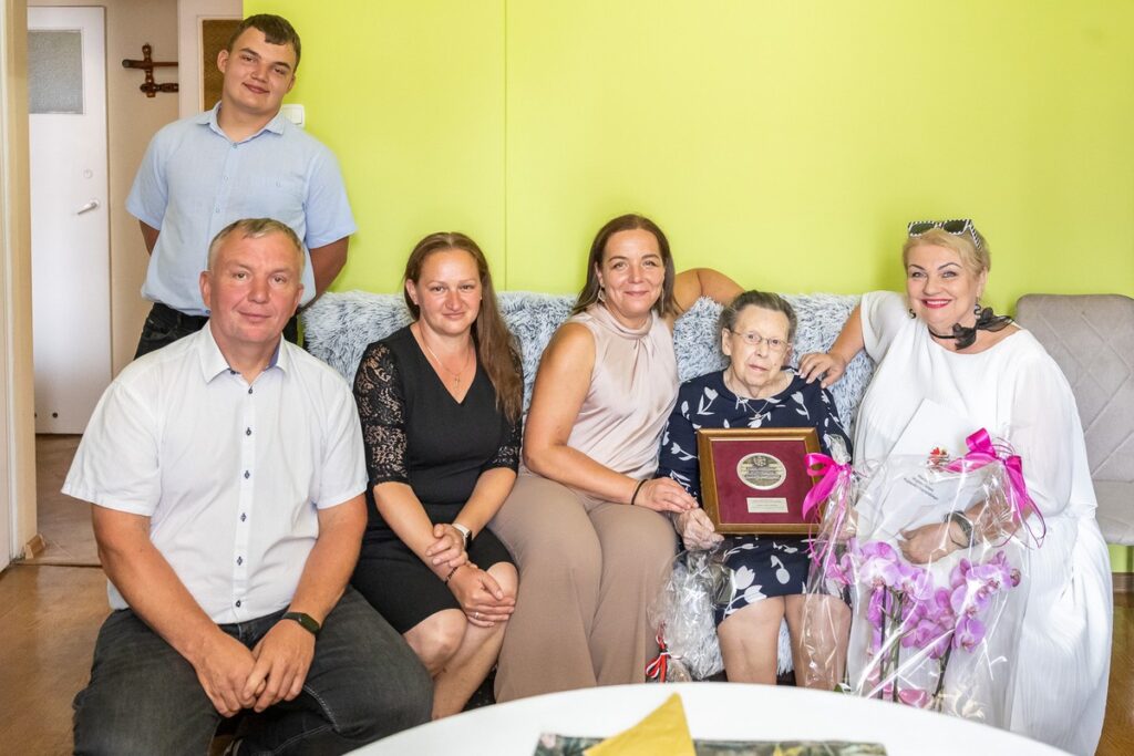 Wręczenie medalu Unitas Durat Jadwidze Jaskólskiej, fot. Szymon zdziebło/tarantoga.pl dla UMWKP Presentation of the Unitas Durat medal to Jadwiga Jaskólska, photo by Szymon Zdziebło/tarantoga.pl for UMWKP