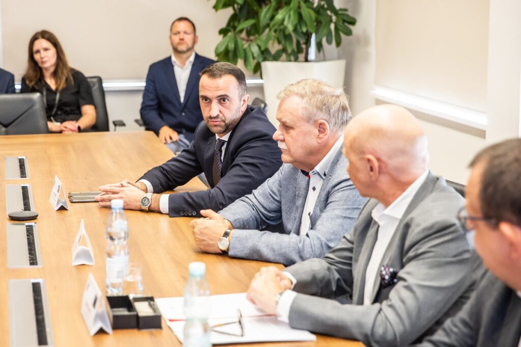 Podpisanie umowy na modernizację DW 551, fot. Andrzej Goiński/UMWKP