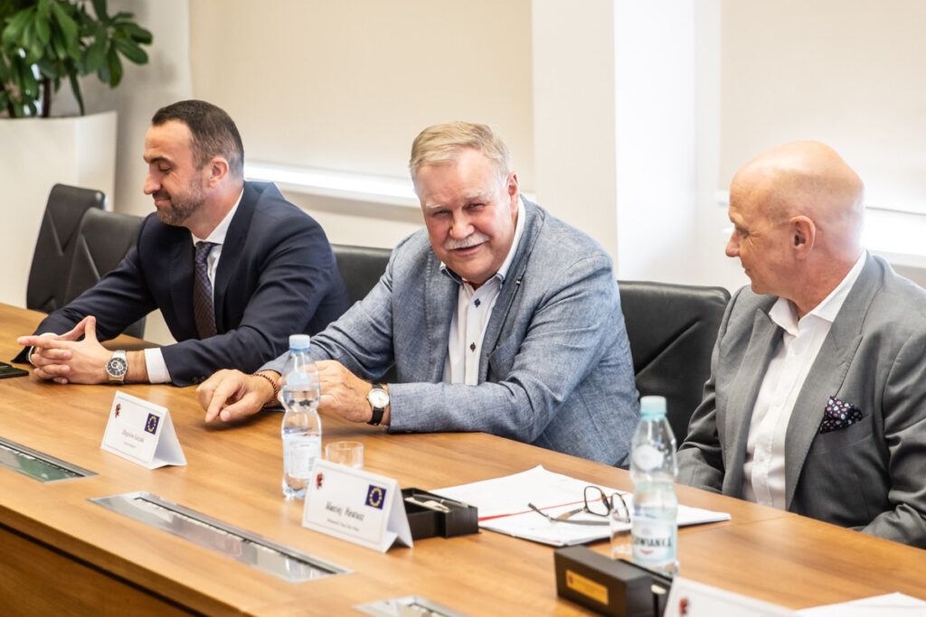 Podpisanie umowy na modernizację DW 551, fot. Andrzej Goiński/UMWKP