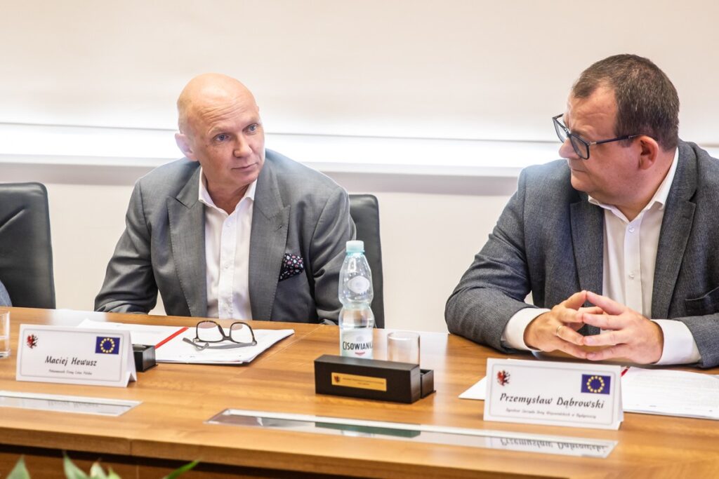 Podpisanie umowy na modernizację DW 551, fot. Andrzej Goiński/UMWKP