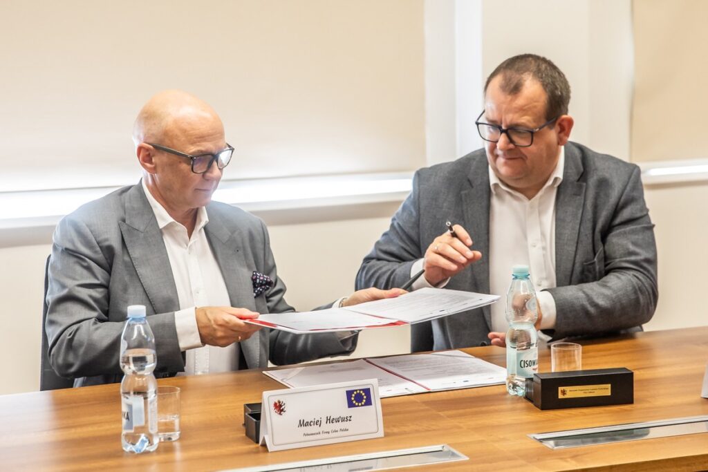 Podpisanie umowy na modernizację DW 551, fot. Andrzej Goiński/UMWKP