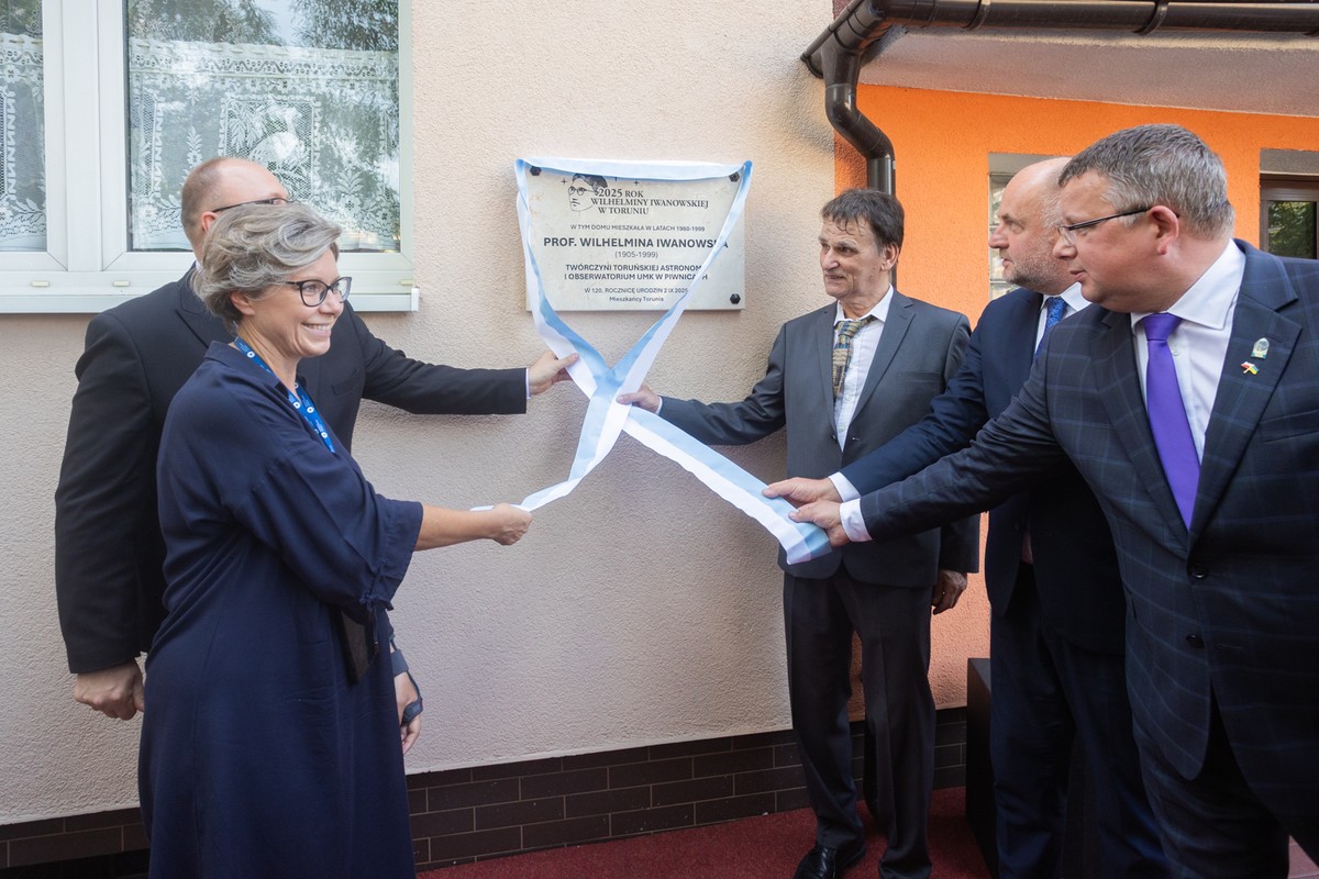 Odsłonięcie tablicy poświęconej prof. Wilhelminie Iwanowskiej, fot. Mikołaj Kuras dla UMWKP