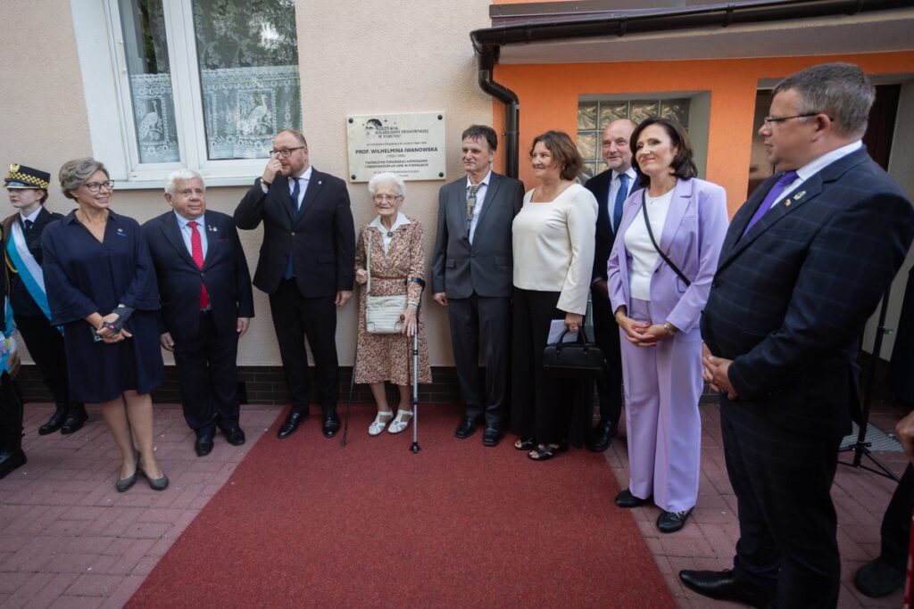 Odsłonięcie tablicy poświęconej prof. Wilhelminie Iwanowskiej, fot. Mikołaj Kuras dla UMWKP