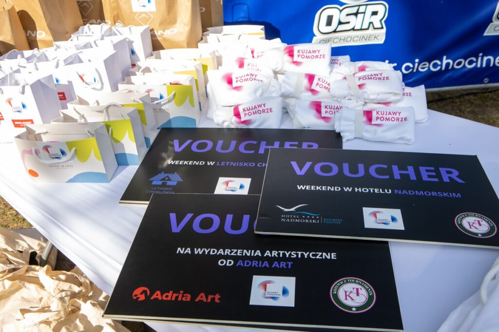 Mecz pokazowy na zakończenie turnieju tenisowego o Puchar Marszałka Województwa Kujawsko-Pomorskiego w Ciechocinku, fot. Mikołaj Kuras dla UMWKP