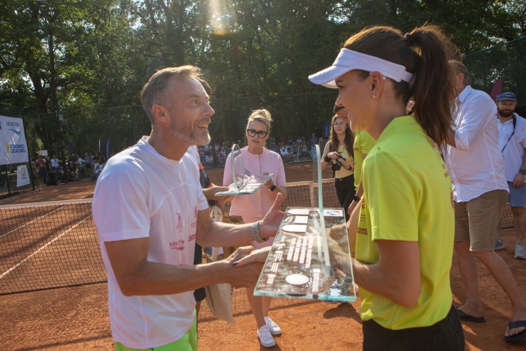 Mecz pokazowy na zakończenie turnieju tenisowego o Puchar Marszałka Województwa Kujawsko-Pomorskiego w Ciechocinku, fot. Mikołaj Kuras dla UMWKP