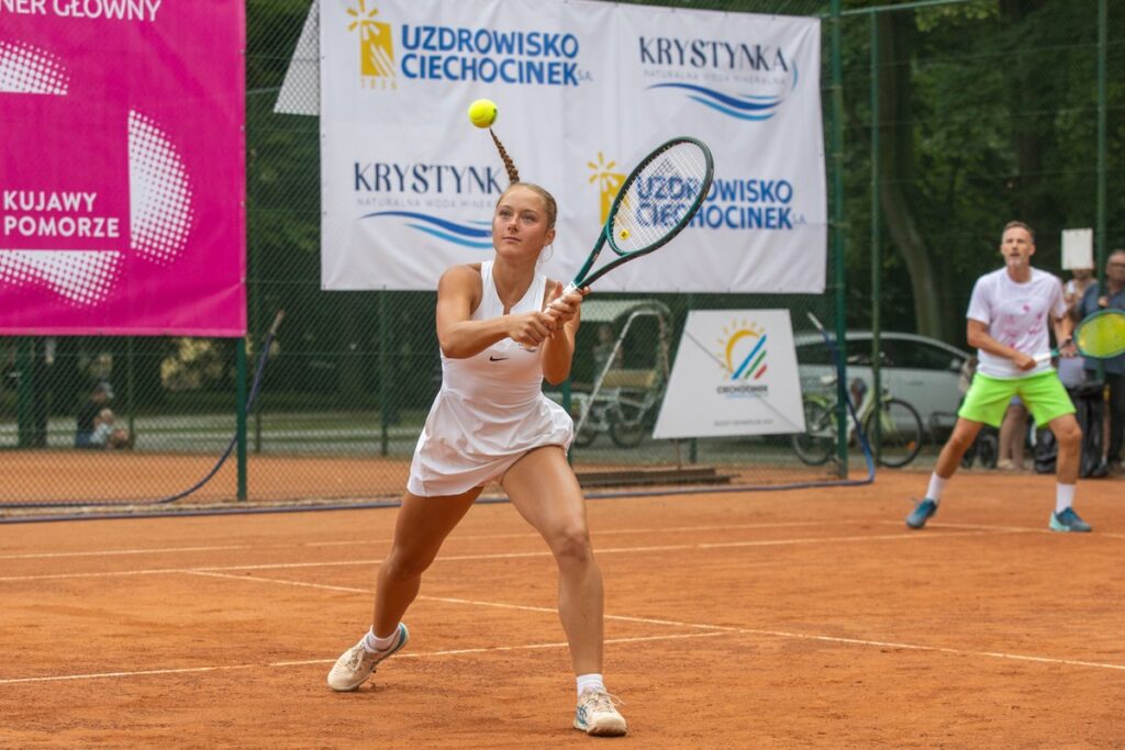 Mecz pokazowy na zakończenie turnieju tenisowego o Puchar Marszałka Województwa Kujawsko-Pomorskiego w Ciechocinku, fot. Mikołaj Kuras dla UMWKP