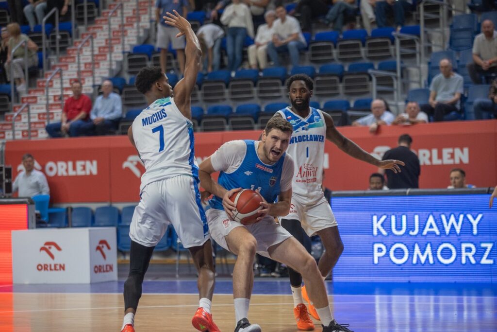 Finałowy mecz III Turnieju o Puchar Marszałka Województwa Kujawsko-Pomorskiego we włocławskiej Hali Mistrzów, fot. Mikołaj Kuras dla UMWKP