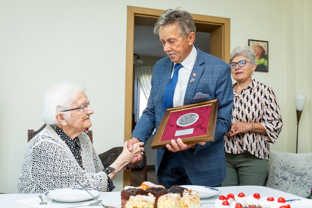 Awarding of the Unitas Durat medal to Maria Ratkowska, photo by Tomasz Czachorowski/eventphoto.com.pl for UMWKP