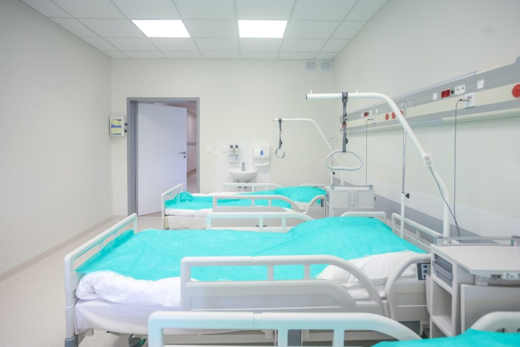 Interna w Aleksandrowie Kujawskim po modernizacji, fot. Szymon Zdziebło/tarantoga dla UMWKP Internal medicine ward in Aleksandrów Kujawski after modernisation, photo: Szymon Zdziebło/tarantoga for UMWKP