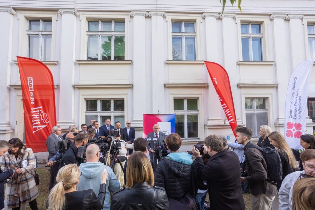 Konferencja marszałka Piotra Całbeckiego we Włocławku, fot. Mikołaj Kuras dla UMWKP