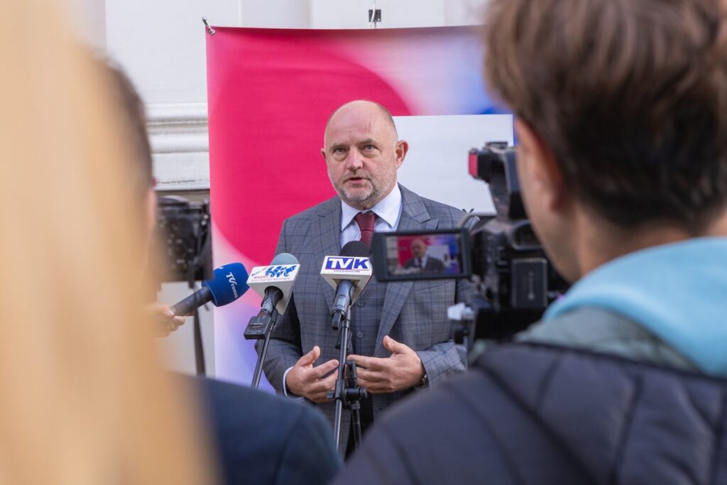 Konferencja marszałka Piotra Całbeckiego we Włocławku, fot. Mikołaj Kuras dla UMWKP