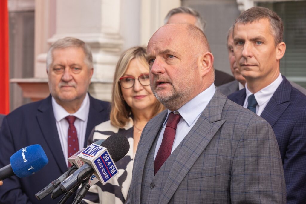 Konferencja marszałka Piotra Całbeckiego we Włocławku, fot. Mikołaj Kuras dla UMWKP