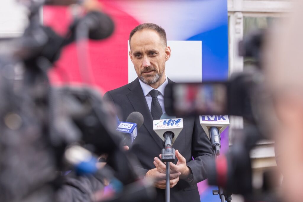 Marszałek Piotr Całbecki, prezes Anwilu Konrad Tajduś i prezydent Włocławka Krzysztof Kukucki podpisują list intencyjny, fot. Mikołaj Kuras dla UMWKP