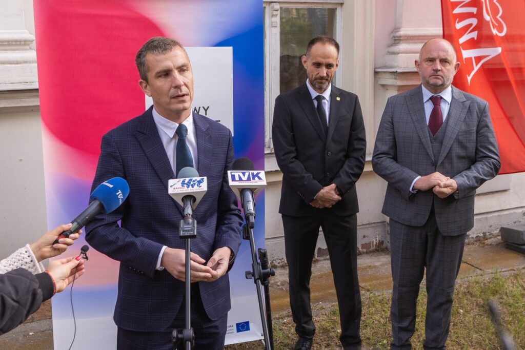 Marszałek Piotr Całbecki, prezes Anwilu Konrad Tajduś i prezydent Włocławka Krzysztof Kukucki podpisują list intencyjny, fot. Mikołaj Kuras dla UMWKP