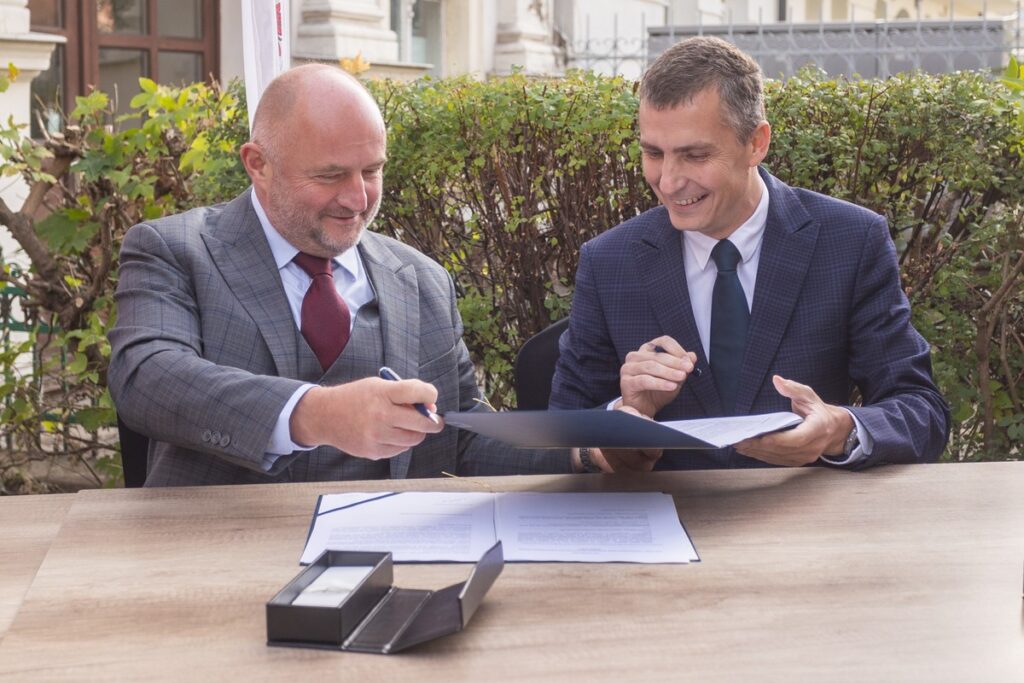 Marszałek Piotr Całbecki, prezes Anwilu Konrad Tajduś i prezydent Włocławka Krzysztof Kukucki podpisują list intencyjny, fot. Mikołaj Kuras dla UMWKP