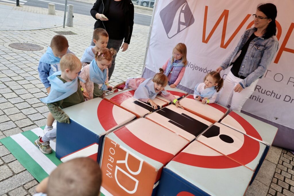 Dni Bezpieczeństwa Ruchu Drogowego przed Urzędem Marszałkowskim, fot. Andrzej Goiński/UMWKP