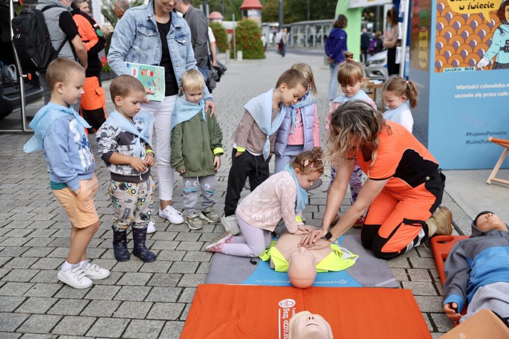 Dni Bezpieczeństwa Ruchu Drogowego przed Urzędem Marszałkowskim, fot. Andrzej Goiński/UMWKP