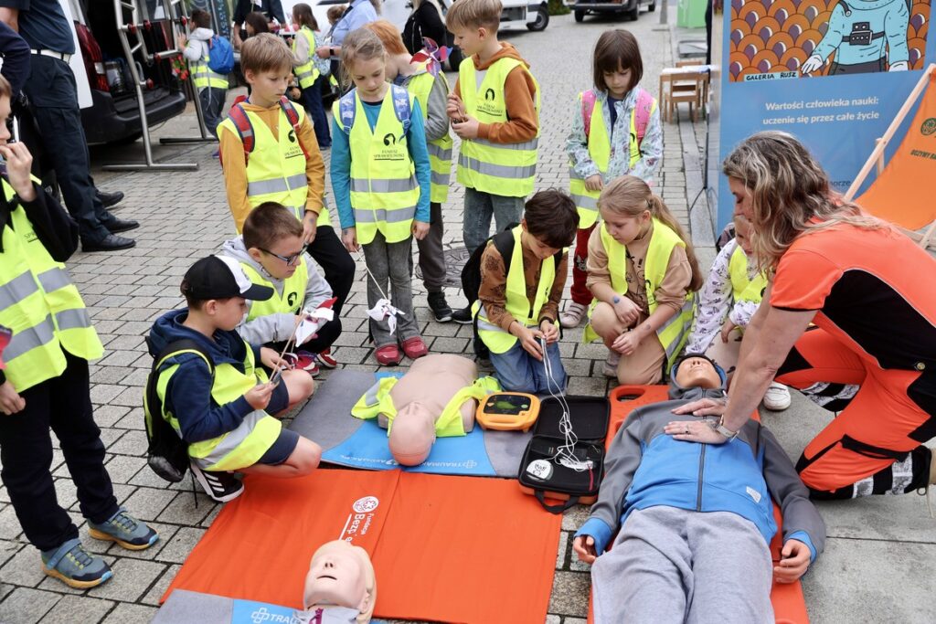 Dni Bezpieczeństwa Ruchu Drogowego przed Urzędem Marszałkowskim, fot. Andrzej Goiński/UMWKP