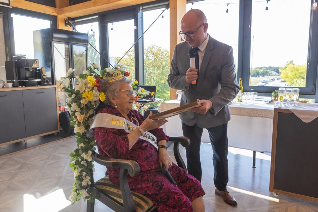 Wręczenie medalu Unitas Durat Halinie Raczyńskiej, fot. Mikołaj Kuras dla UMWKP