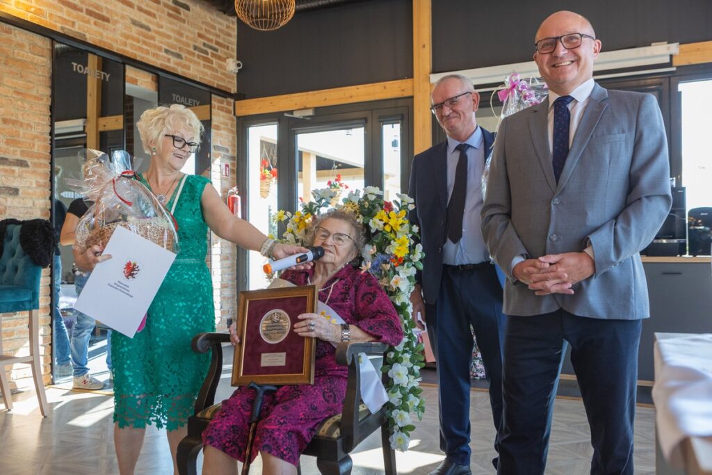 Wręczenie medalu Unitas Durat Halinie Raczyńskiej, fot. Mikołaj Kuras dla UMWKP