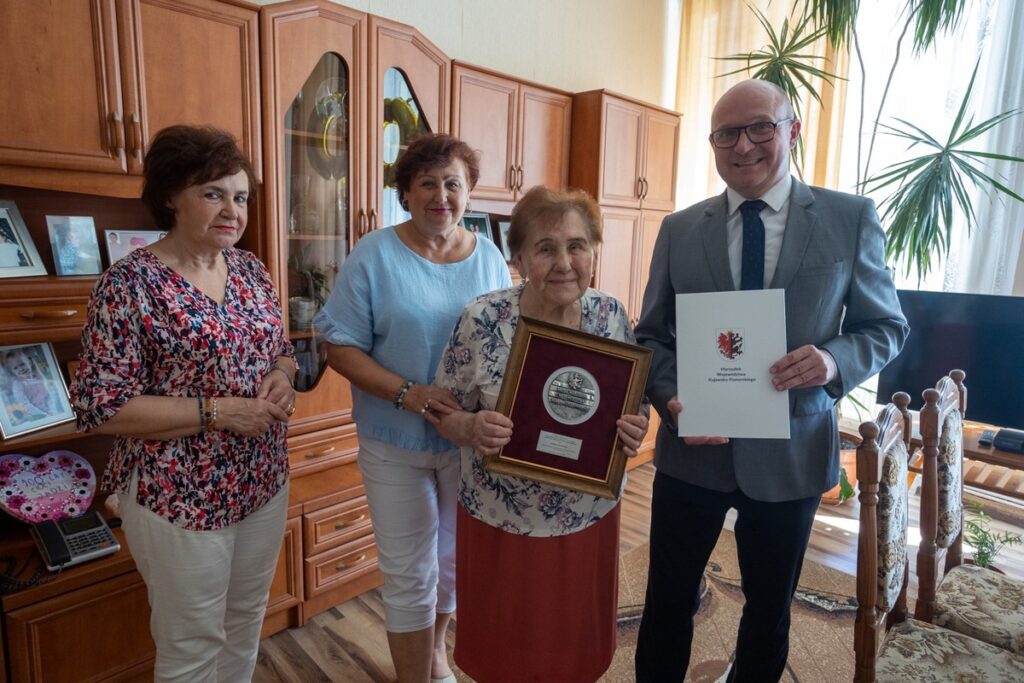Wręczenie medalu Unitas Durat Jadwidze Ruszkiewicz, fot. Mikołaj Kuras dla UMWKP