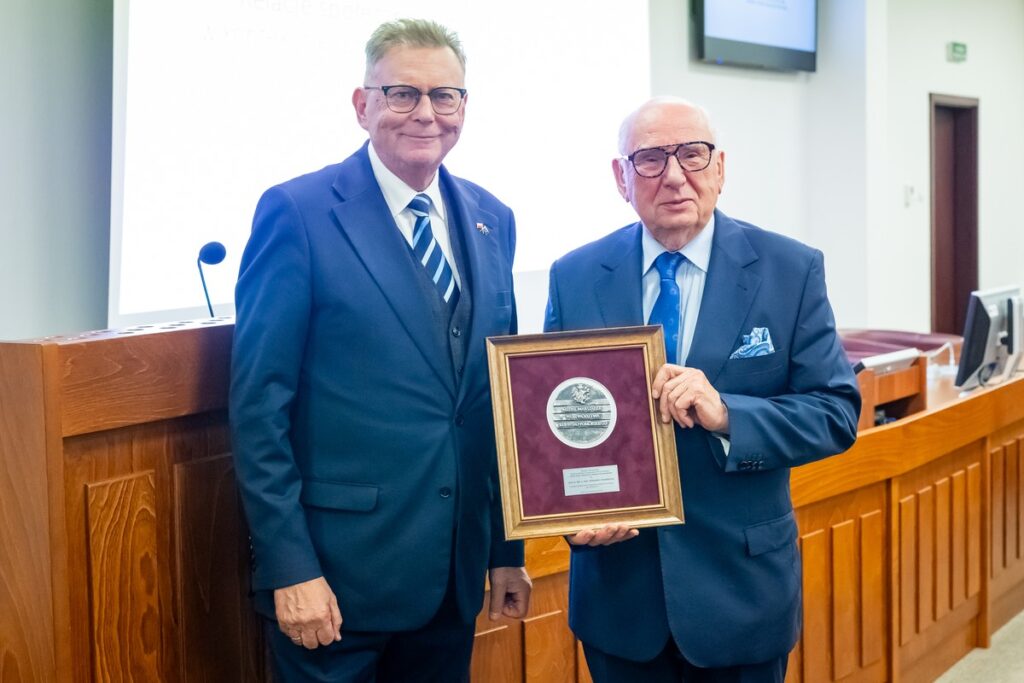Ceremonia wręczenia medalu, fot. Tomasz Czachorowski/eventphoto dla UMWKP