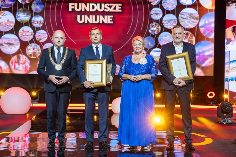 Laureaci Nagród Marszałka w kategorii „Fundusze unijne”, fot. Szymon Zdziebło/tarantoga.pl dla UMWKP