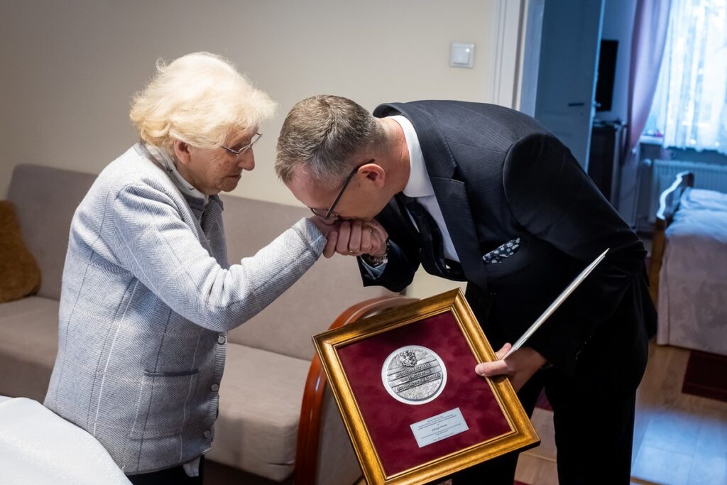 Wręczenie medalu Unitas Durat Jadwidze Nowak, fot. Tomasz Czachorowski/eventphoto.com.pl dla UMWKP