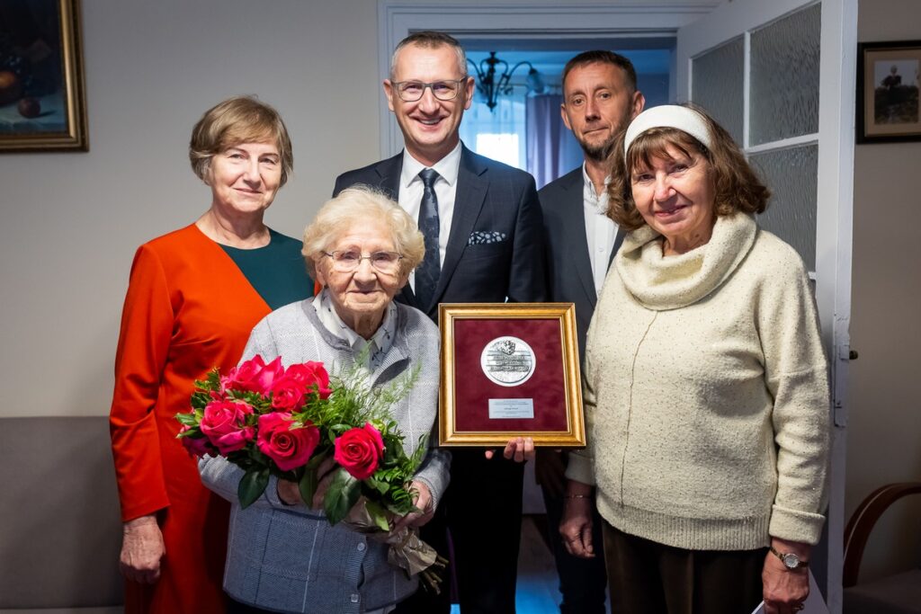 Wręczenie medalu Unitas Durat Jadwidze Nowak, fot. Tomasz Czachorowski/eventphoto.com.pl dla UMWKP