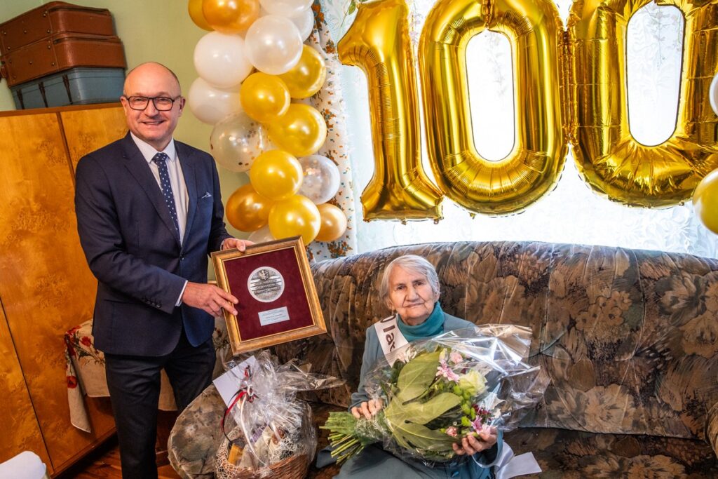 Wręczenie medalu Unitas Durat Jadwidze Lutostańskiej, fot. Andrzej Goiński/UMWKP