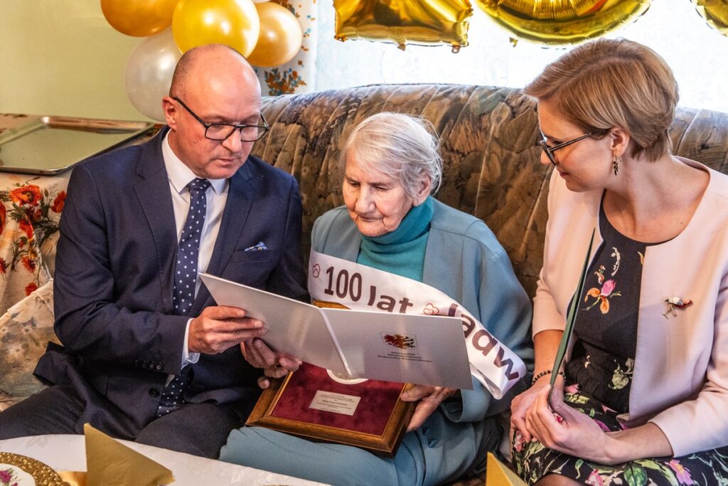 Wręczenie medalu Unitas Durat Jadwidze Lutostańskiej, fot. Andrzej Goiński/UMWKP